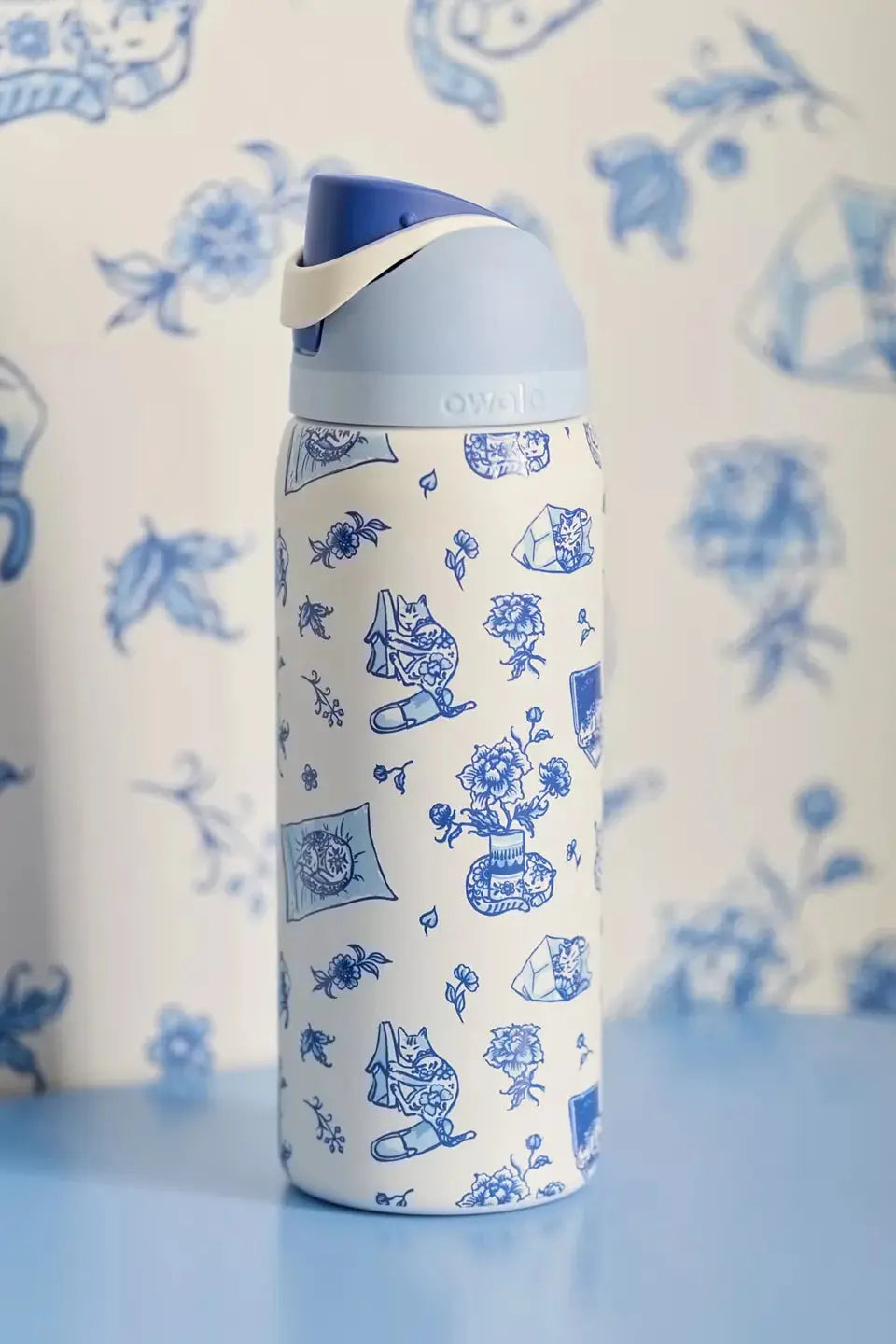 Owala UO Exclusive Delft Cat Print FreeSip 32 oz Water Bottle Ovvala
